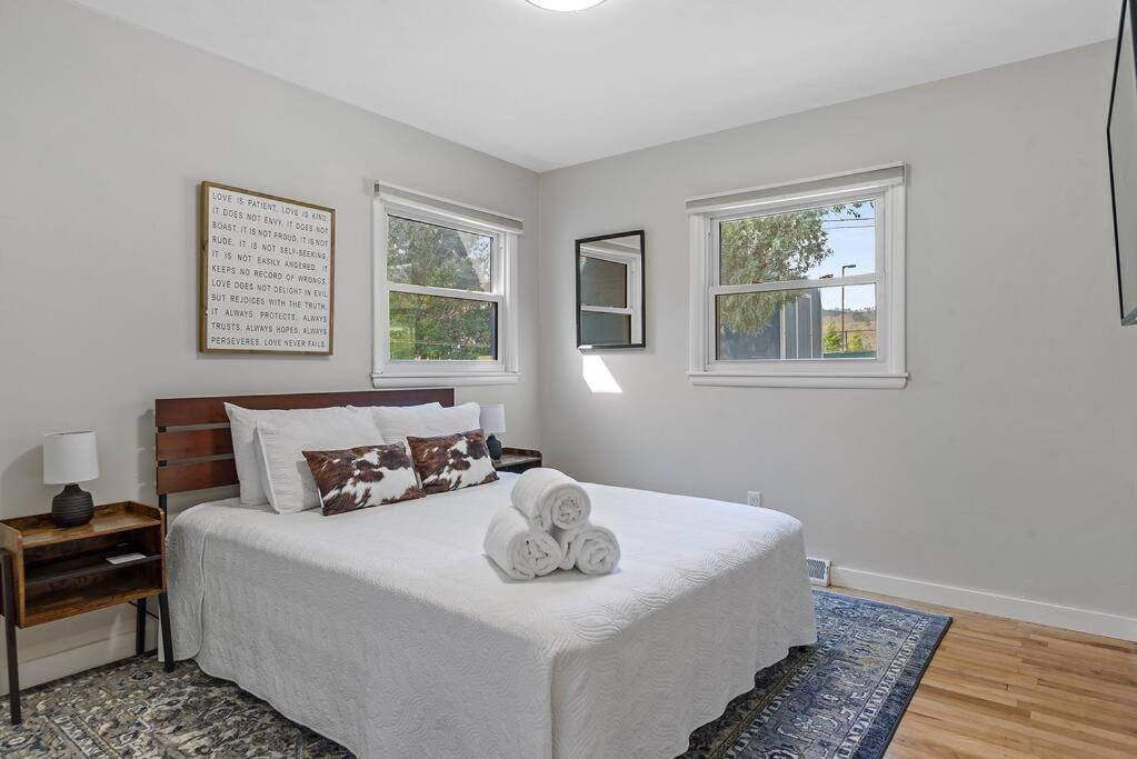 Roomy 5 Bed 3 Bath Fire Place Large Outdoor Space ラピッドシティ エクステリア 写真