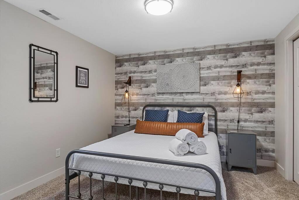 Roomy 5 Bed 3 Bath Fire Place Large Outdoor Space ラピッドシティ エクステリア 写真