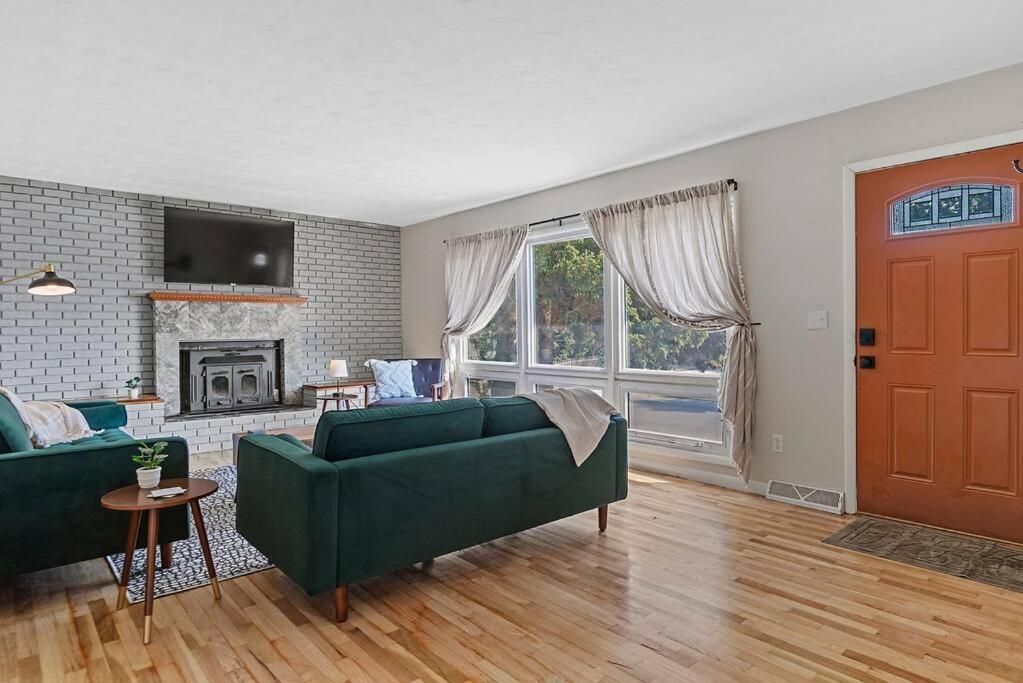 Roomy 5 Bed 3 Bath Fire Place Large Outdoor Space ラピッドシティ エクステリア 写真